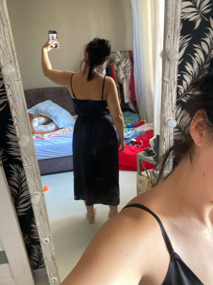 Хорошее платье. Но вернула потому что не очень село на мою фигуру. Хотелось что-то полегче. Наверное ткань потоньше хотелось. Но эта ткань тоже  супер. 