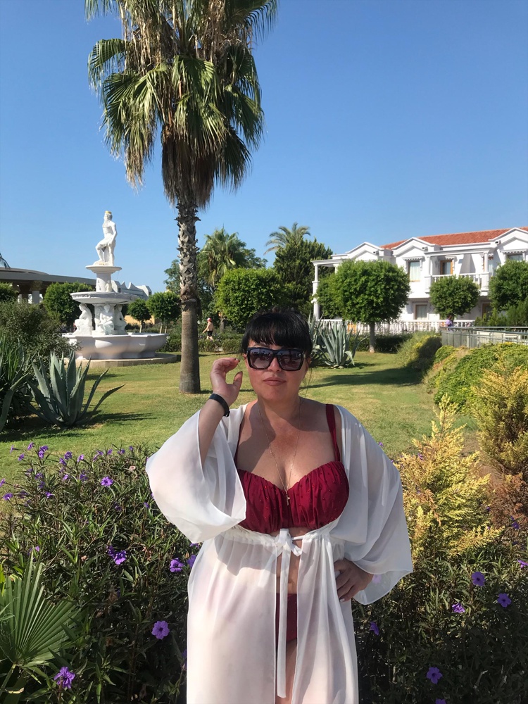 Туника-огонь. Ношу 52. Берите длинную.! Короткие видела на женщинах в отеле. Не смотрятся. Рост у меня 163. 