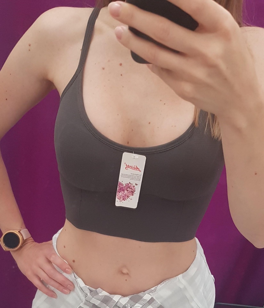 Качественный топ, полностью соответствует фото карточке товара, порадовал небольшой бонус) в комплекте к топу пришла резинка пружинка для волос. Товар рекомендую