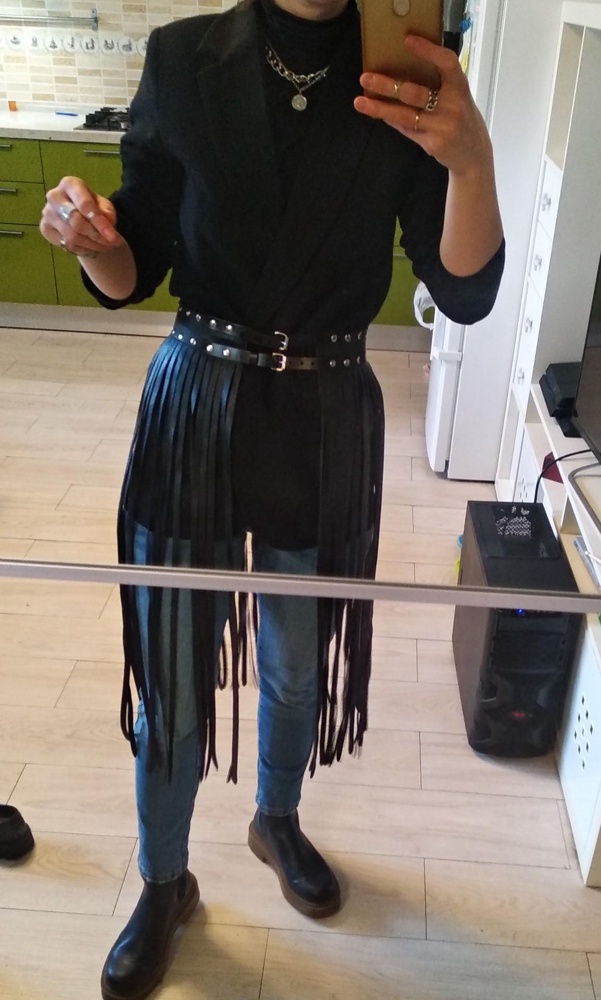 Отличный пояс.Самую простую,базовую вещь  стильно дополняет и делает образ необычным.