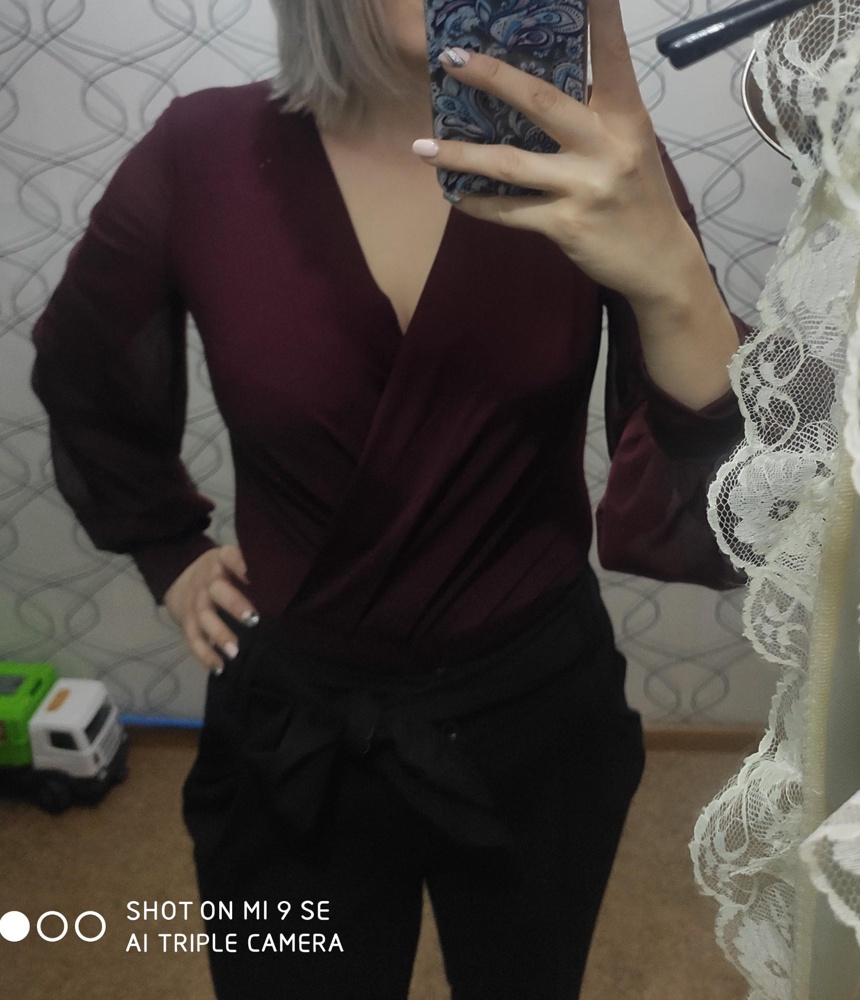 Швы качественные, нитки не торчат, ткань приятная, смотрится не плохо. Но немного большемерит и застёжка грубовата ( натирает).не критично, заказ забрала