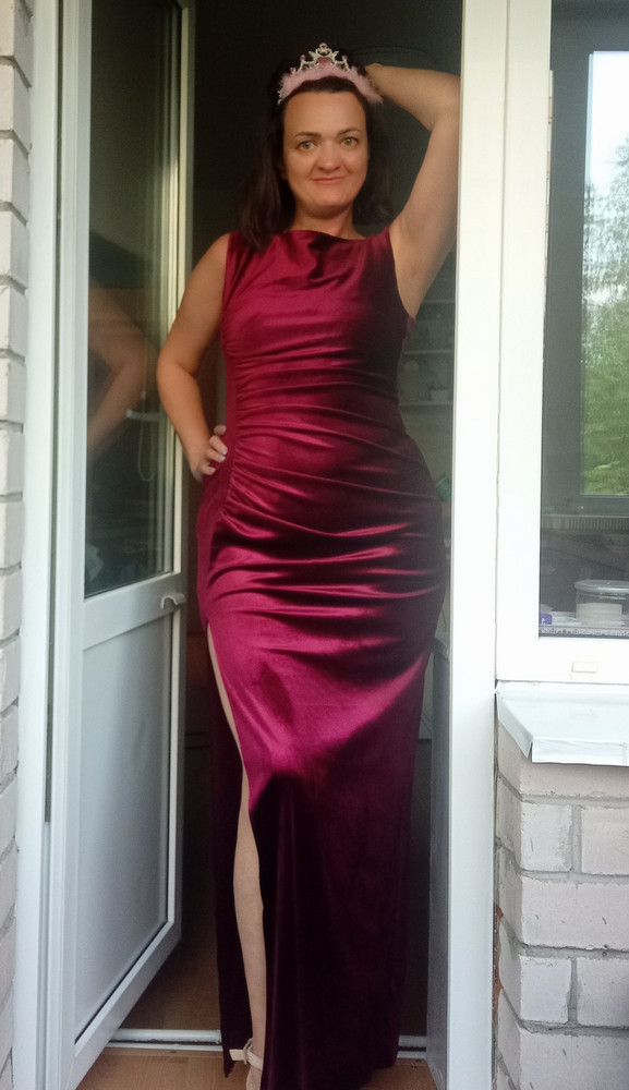 Платье понравилось. Достойно выглядит, хотя состав ткани не из любимых. Красивый силуэт, сборка в области живота скрывает недостатки фигуры. Подклад тонкий и не мешает. Идёт в размер, выбирала по груди.