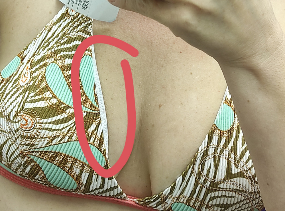 Всё хорошо: и размер в размер, приятная ткань, подкладка имеется, приятный к телу, цвет как на фото. Сняла звезду за то, что на лифе подкладка вылезает. И поправлять пробовала, и подтягивать - но видно такой пошив... При носке будет выглядывать. Поэтому отказ. Может мне такой попался, но в отзывах уже встречались такие нарекания 