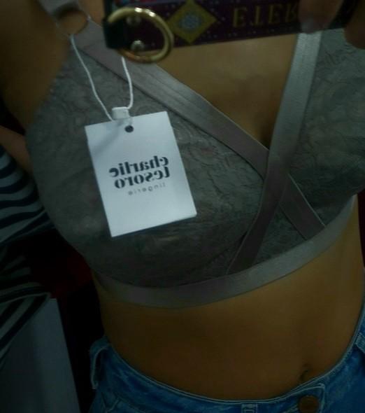 Хороший бюстгальтер,швы плотные и ровные ,застёжка крепкая и приятная,не впивается в спину. Кружева плотные,моё мнение, прослужит долго и качественно.