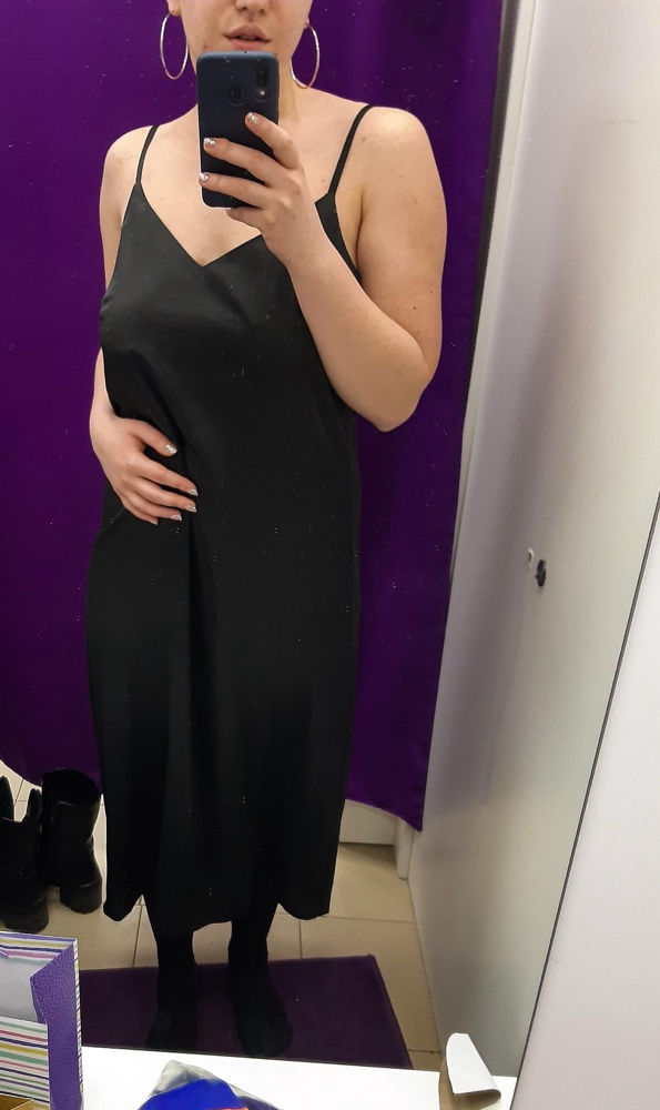 За платьем следила давно, ждала то скидки, то размера. Ткань приятная, недешевая. Есть плотная подкладка, просвечивать ничего не будет. Ношу 44-46 размер, платье взяла М - нигде не жмет, по длине на мой рост 163,5 - миди. Девушкам повыше будет покороче, соответственно, но мне нравится и так.