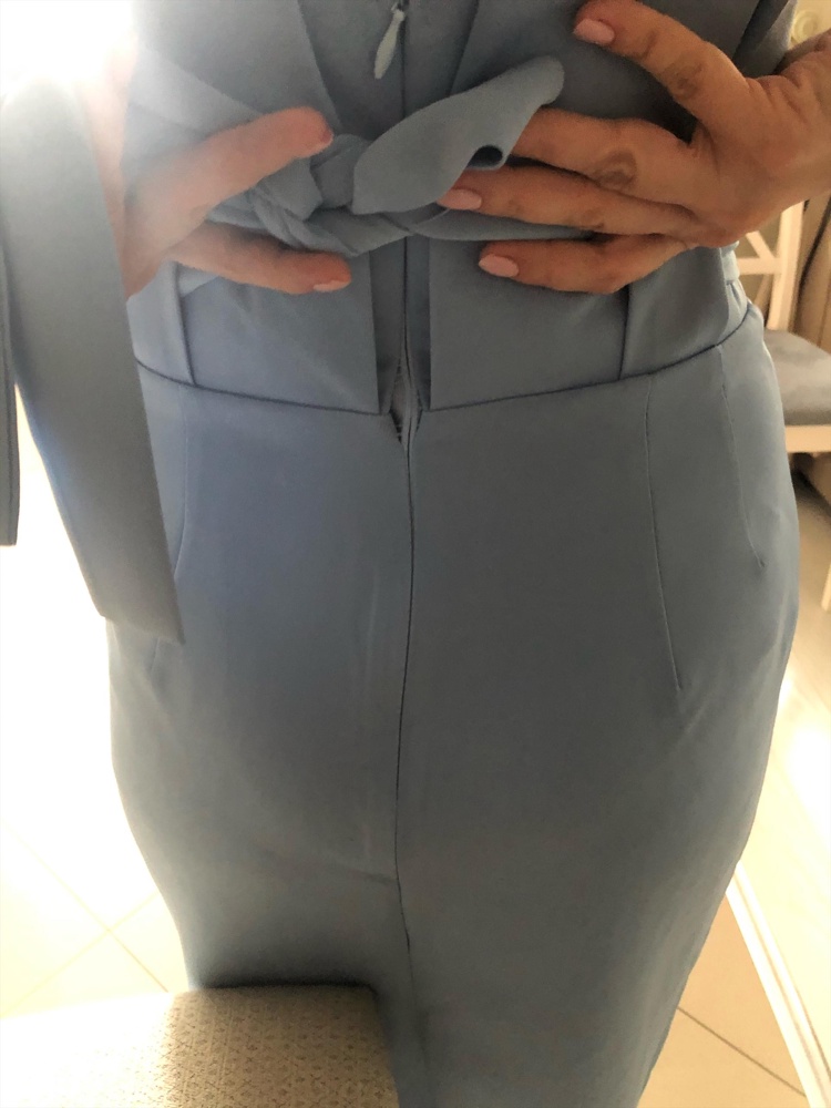 Заказывала s, пришёл m. Верх маленький низ огромный. Дырка на молнии. Цвет не соответствует фото. На фото нежно голубой, в реальности грязно голубой, у меня стандартна фигура 88 64 90 при этом верх размера М мне был маловат, а низ огромный. Я бы прострочила эту дырку, если бы размер пришёл мой, то так как оно сидит ужасно, то отказ. 