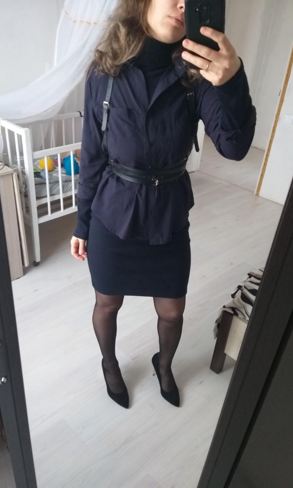 Ничего не крошится. Качество хорошее. Единственное, не привычно ходить в портупее, кажется, что выглядит немного нелепо.