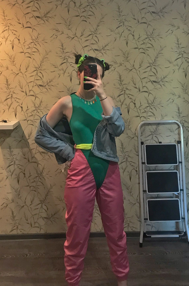 Суперское… Пришло с парой мелких затяжек, но это не беда; для образа 90-х отлично подошло! Очень понравился цвет, буду носить далее с более базовыми вещами 