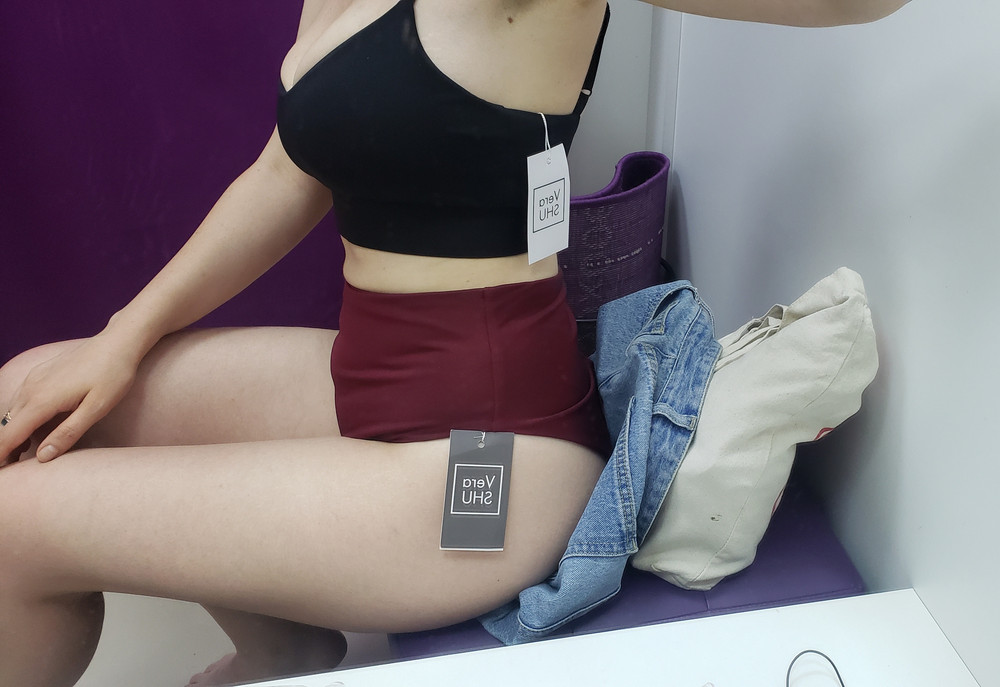 ОГ 92, ОПГ 72, ОТ 66, ОБ 97. Рост 160. 

На эти параметры размер S туговато, М комфортно сидят при примерке и нигде не давят. В талии даже свободненько. Надеюсь не растянутся, потому что резинки там нет. 

Ткань атласно переливается, плотный, двойной слой, швы ровные. Я бы назвала его очень женственным, чувствуешь себя привлекательно.

Верх от этого же производителя. Собрала себе красивый купальник, перемерила кучу всего, этот самый красивый.