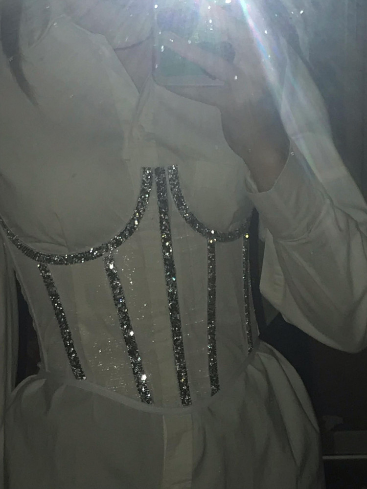 стразы сидят крепко, ничего не отваливается, затянуть можно довольно туго, если надо 