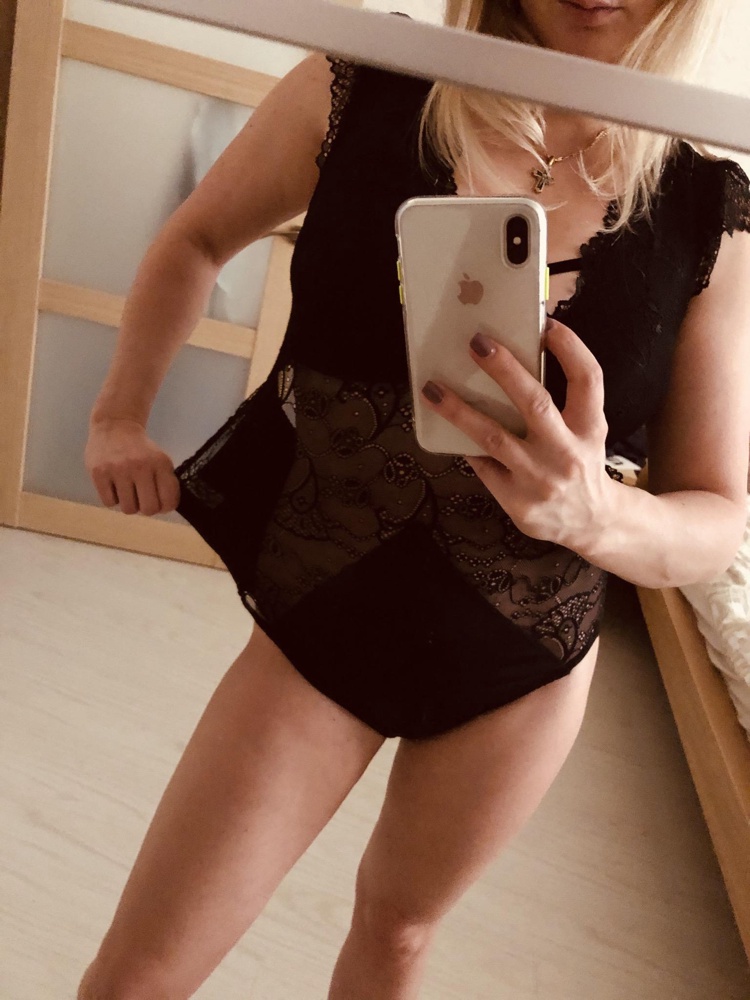 Купальник очень большой, учитывайте при заказе, так же он тянется, что увеличивает его ещё больше . Но , в целом не плохой 