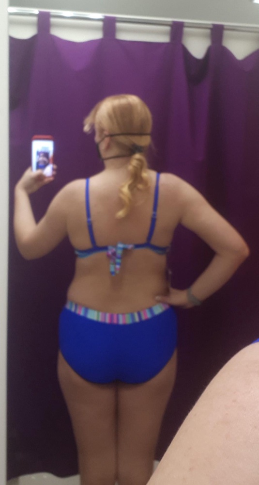 Заказала синий 46 и чёрный 48. На свой 46й подошёл чёрный. Упаковка - жесть. Пакет с узелочком (минус звезда за это). Сочетание цветов в чёрном купальнике мне больше понравилось. Выкупила именно чёрный. Бюст на третий размер подходит. Шортики удобные, цветная верёвочка-бантик - это просто пришитый бантик, т.е ничего не утягивает в шортиках.