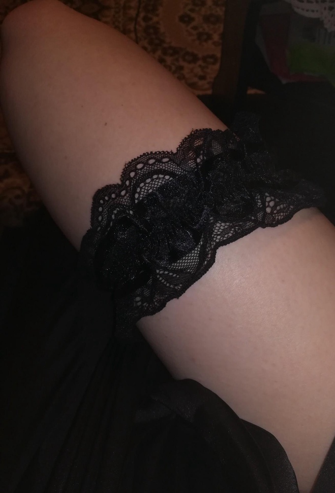 Неудобная, резинка туговата. Но больше беспокойства от бирки. Жутко колется! Не знаю, станет ли лучше, если срезать. Но на ноге смотрится красиво. По всему бедру лежит крепко, не спадает. Остаётся довольно заметный след от резинки, потому только на очень тонкую ногу. Мой рост 160, вес 55.