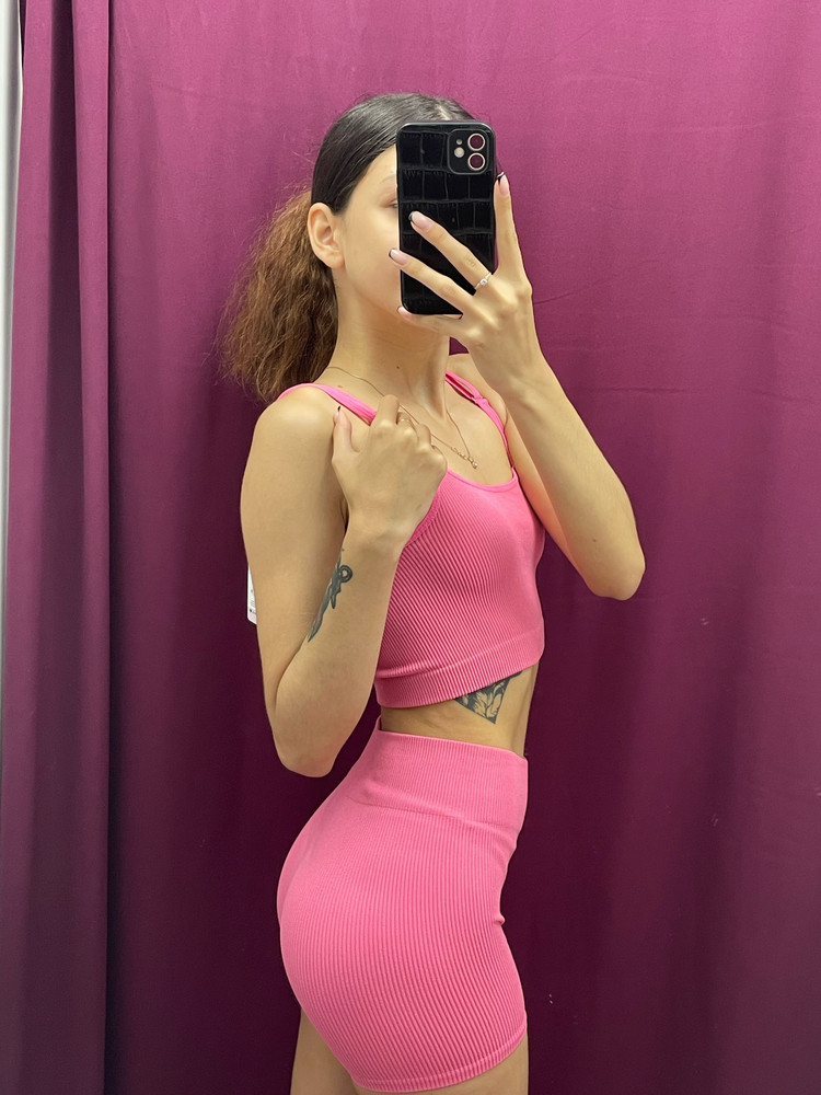 Хороший костюм, брала для тренировок. Единственный минус, немного поднимается. 