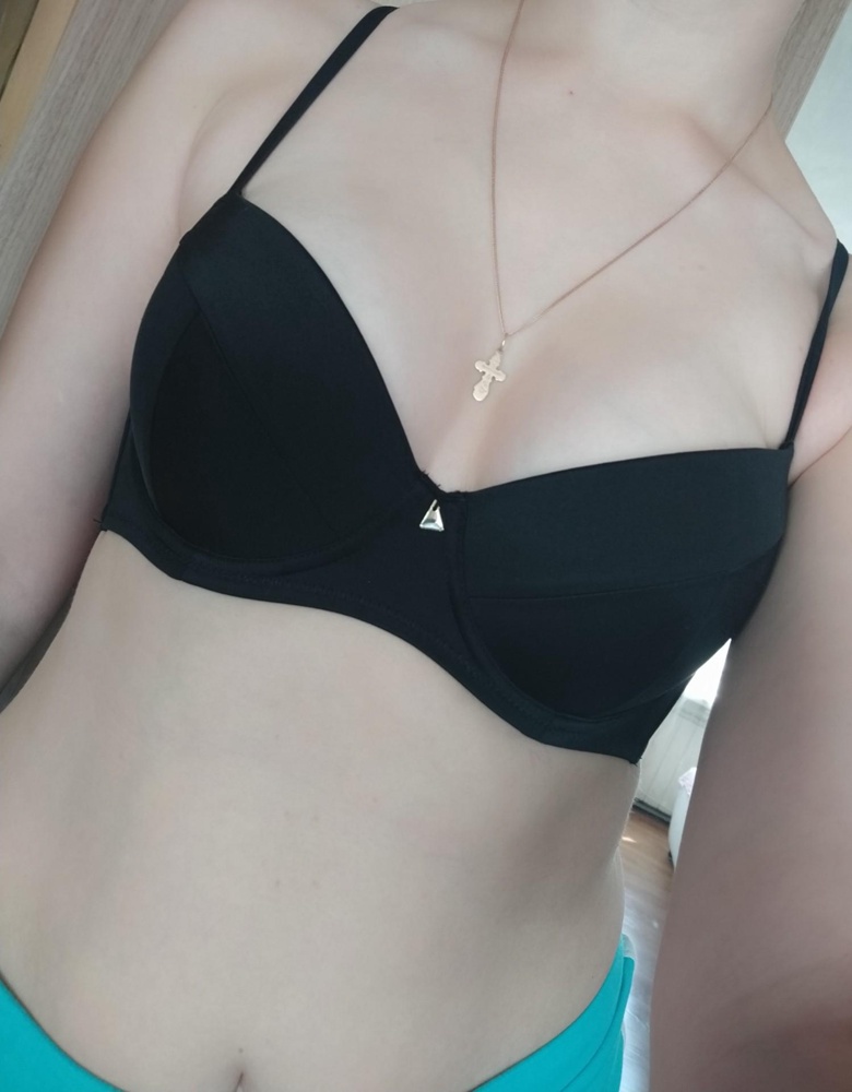 Офигенно! 
В размер у меня обхват груди 89 под грудью 74 взяла 75В идеально сел, ничего нигде не тянет. Застежка хорошая, сшит аккуратно,лямки регулируются, не толстый, чашки мягкие грудь держит отлично! Я оч.довольна этим купальным лифом! 
Рекомендую к покупке!