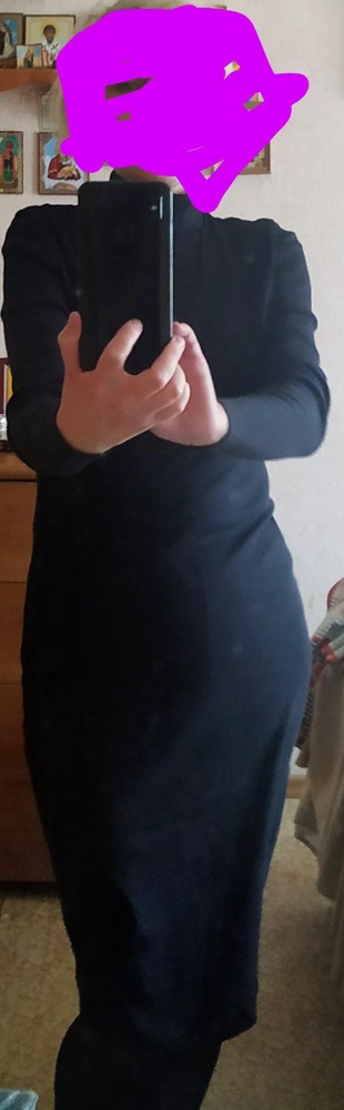 Стройнит. Длина хорошая . Не короткое. Приличное.Если не на праздник во всяком случае на каждый день.