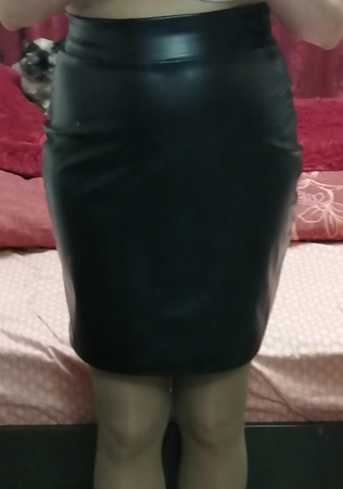 Ткань приятная на ощупь, смотрится красиво, но шуршит при движении. Пошив юбки предусматривает "ушки" на бёдрах. На фото видно заломы ткани из-за пустоты в этих местах. И почему-то топорщит задняя часть подола, хотя размер мой.  юбка мне не подошла по пошиву. А жаль очень хотелось))