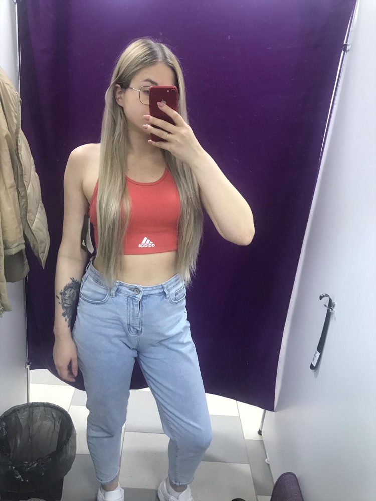 Топ ждала совсем другого цвета )) но сел хорошо, не сильно тянется, спина вообще топ 🔥 чашечки вшиты, мне понравились. 