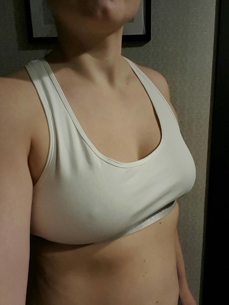 хороший топ. плотный. на мой 46 взяла 4l. держит не очень хорошо. бегать в нем не получится тк грудь не удержит. я взяла для занятий йогой дома