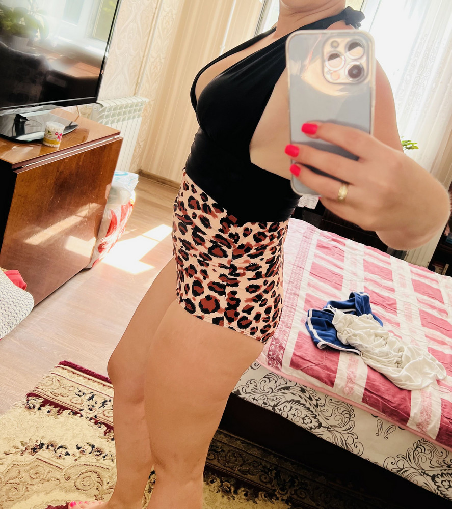 Хороший купальник , ношу 44 взяла М и идеально сел, грудь на месте ничего не вываливается, слегка утянул животик ))) рекомендую 