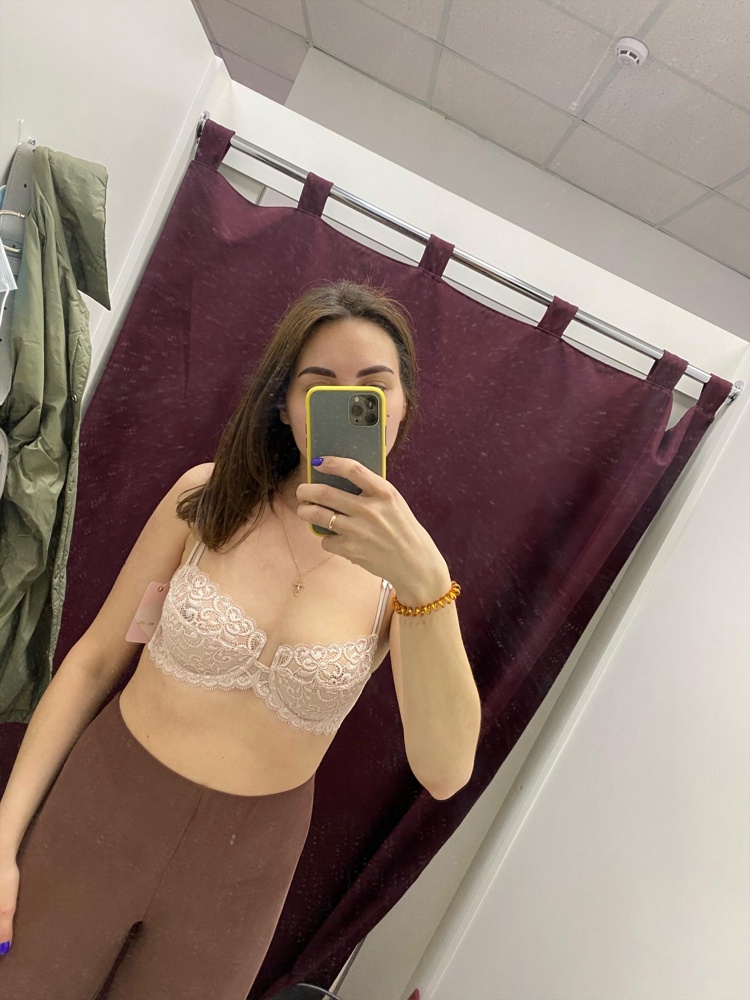 Красивый бюстгальтер,мне понравился,заказывала 2 бежевый и белый,белый ещё не пришёл,хочу его ещё померить,а так мягкий,грудь держит,красиво смотрится