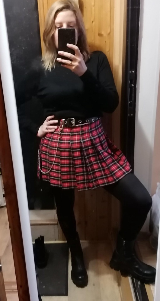 Я далеко уже не школьница, но очень захотелось иметь такую юбку:) Качество очень достойное.