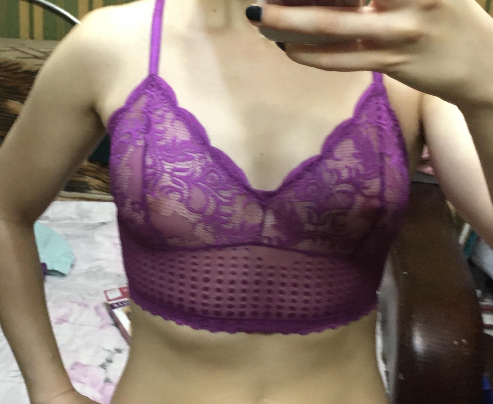 Очень красивый бралет! Почитала отзывы, взяла на размер больше, у меня верх 42р, грудь 75В, взяла размер 3 (46), и все идеально подошло, ничего не давит, не сплющивает. Цвет шикарный, яркий, насыщенный. Взяла трусики в комплекте, очень красиво, рекомендую😉