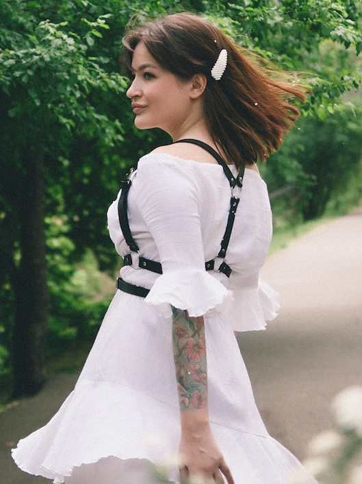 Отличная портупея, хорошее качество! На свой стандартный 44 взяла M-L - прекрасно сидит.