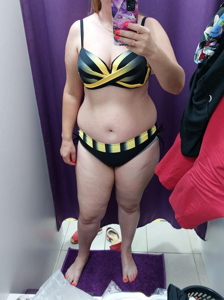 Лифчик не держит грудь. Плюс по бокам всё торчит. Не плотно. Отказ.