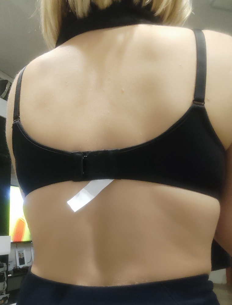 Потрясающий набор! Мягкий, нежный, ни где не жмёт. Грудь у меня небольшая и после двоих детей, скажем так "не стоит", этот бюстгалтер всё поднимает и собирает. Немного большеват в обхвате по друдью у меня там 78,но меньше размера нет, оставила. Трусы на параметры талия 68 бёдра 98 сели идеально, ни где не жмут не передавливают, очень удобно.