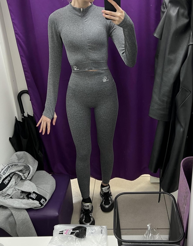 На фото рост 175. Размер М. Параметры 87/62/91. Топ и кофта малы. Лосины средней посадки. Сзади сползают вниз. Качество костюма очень хорошее. Но очень сильно маломерит. Возврат. 