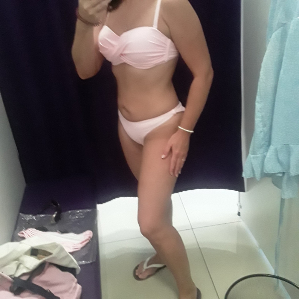 Не соответствует размеру! Верх большеват... низ маловат... Брала до этого меньше на размер, верх норм, низ маловат, думала с размером больше угадаю... НО ЦВЕТА И ТКАНЬ ОЧЕНЬ ПРИЯТНЫЕ!