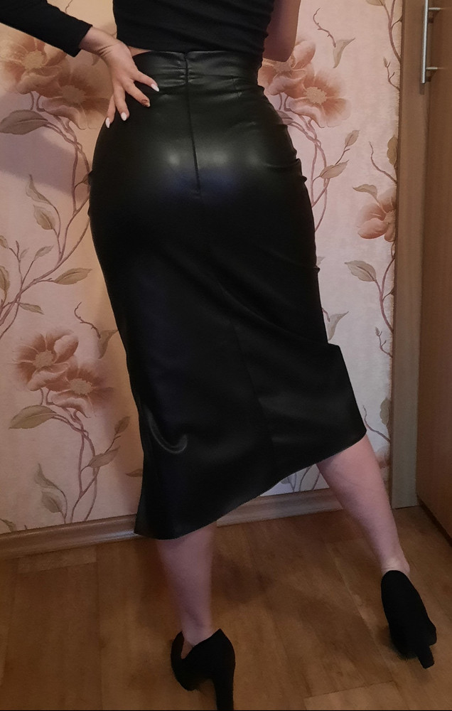 Юбка супер! Материал мягкий дермантин снаружи и легкий начес внутри, как бывает в зимних джинсах.