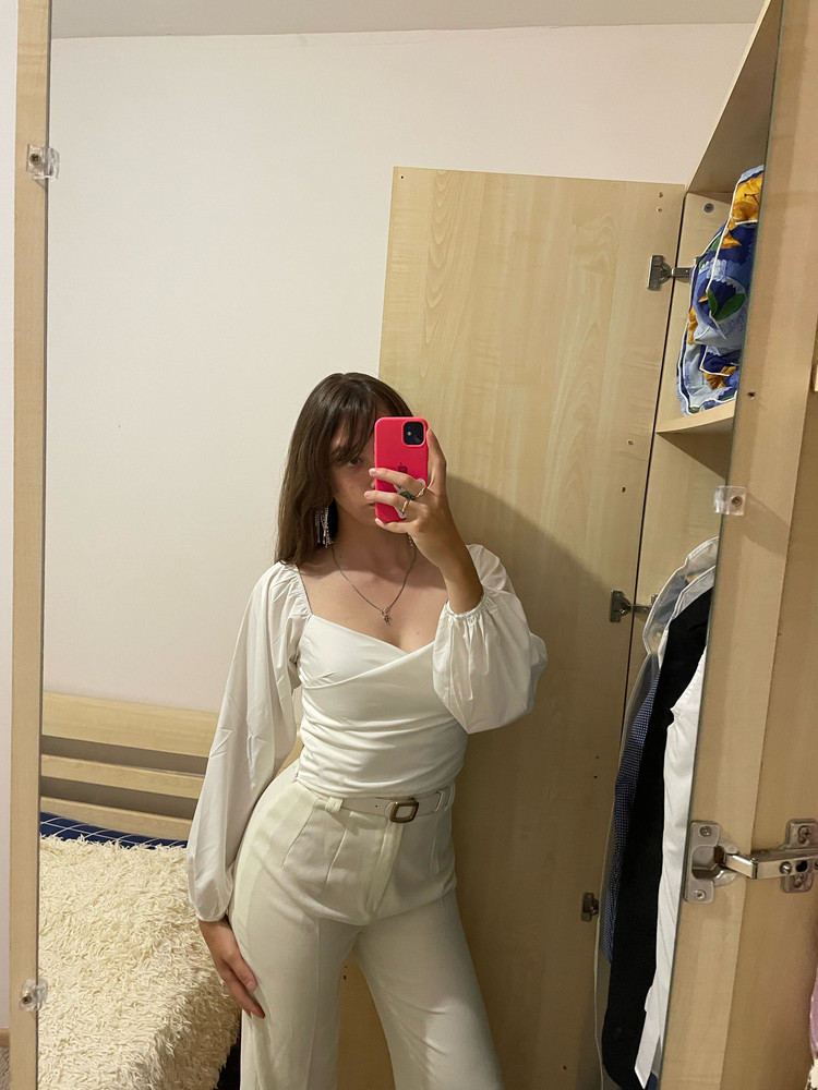 Хороший топ,качество на тройку,нитки торчат ,ткань дешевая,чистейший Китай ,маловерии на размер точно ,у меня между 42-44 размером ,сначала заказала 42 прочитала отзывы и решила заказать ещё 44 не прогадала 44 сел хорошо в 42 даже не залезла ,так что имейте это ввиду 