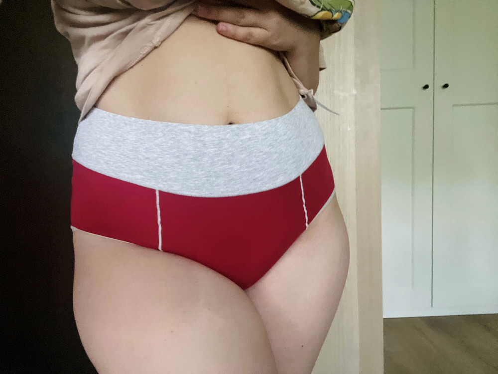 Хорошие трусишки, брала в качестве домашних шортиков для домосидения с лялькой. Попу закрывают полностью. Никуда не впиваются. на ОБ 109 иОТ 87 взяла  XL. Закрывают послеродовый животик и не скатываются под ним, не утягивают. Так как я обладательница голифе, то боялась, что резинки на ногах будут давить, но всё нормально. Трусы пришли объединённые одной пластиковой скрепкой, поэтому померить удалось только одни, не удобно. Размер у всех один, расхождение в полсантиметра. После стирки не полиняли и не сели. Важный момент, девочки, трусики довольно сильно растягиваются при носке. Не знаю у кого там что маломерит или большемерит, мои точно в размер по таблице. Резинка на самом деле узкая, а не на весь пояс, прострочена зигзагом. Ткань приятная, но вот по поводу 95% хлопка я засомневалась. Швы хорошие, хотя в некоторых местах мне показались толстоватыми. Но это не отменяет того, что трусишки очень и очень приятные к телу.