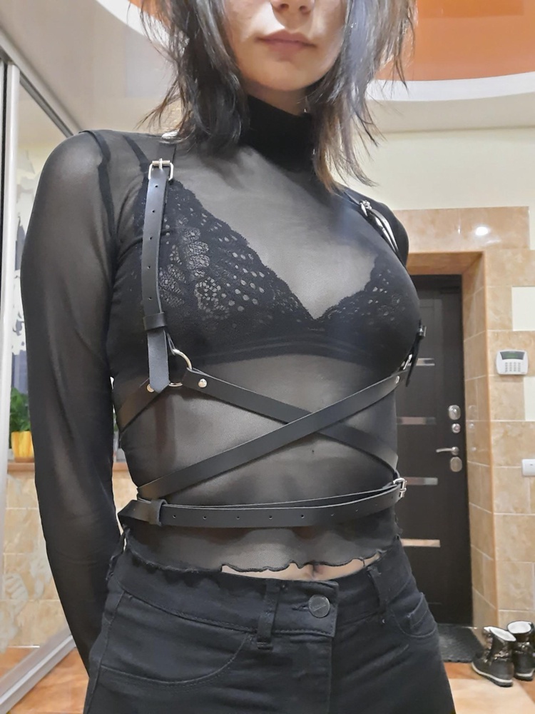 Пришла разобранная, но мне не составило труда по фотографии ее собрать. На тело 40-42 размера можно достаточно плотно затянуть, дырки для этого есть. Ремешки оптимальные по толщине: и не слишком толстые, и не тонкие, как тряпочка. Фотографировалась против света, поэтому не видно текстуры, но портупея под кожу)