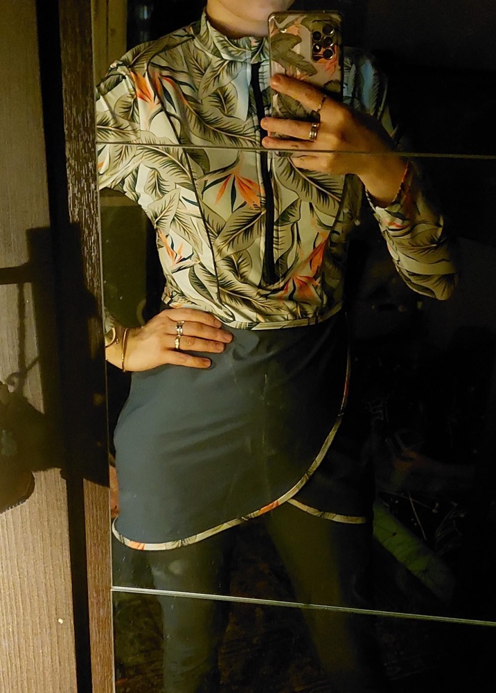 Всё как нужно: тюрбан+верхняя туника со встроенным бра чашками+ лосины. Есть завязки для фиксации верхней части к нижней. Ткань как на купальниках, шелковистая, не светит. Я довольна) благодарю