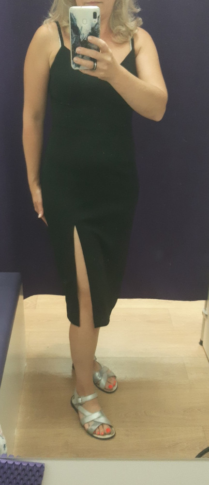 Взяла на примерку 3 платья (черное 44, зеленое 46 и красное 46). Что хочу сказать, 3 разные ткани. Зеленое и красное из плотного, мягкого синтетического трикотажа. Очень приятного к телу. За них могу поставить 5. Они и сидят по фигуре лучше, тк ткань плотнее. Но черное, просто тряпка. Тонкий колючий  синт трикотаж. Ему только 2. Отказ по всем. Перезаказала на зеленое 44 размера. Его возьму 100%. Еще хочу сказать, девочки, уважайте тех, кто будет мерить после Вас. Действительно померили и комом бросили в пакет, так и приходит следующему.