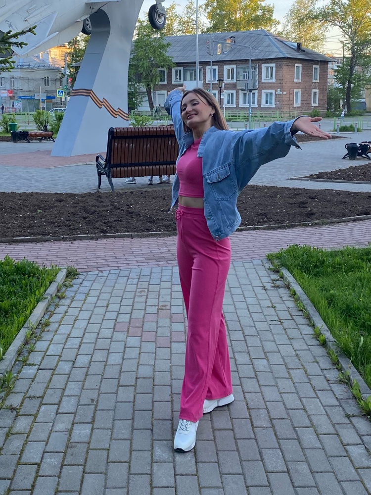 Костюм офигенный , очень много комплиментов собрала. Ношу s рост 170 . Заказала размер М - подошёл идеально, имейте ввиду , что маломерит. И туговата резинка на талии. Стирала несколько раз не линяет - и не красится. Очень рекомендую 