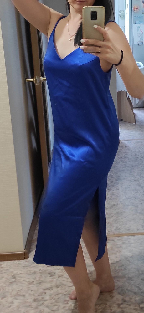 Платье просто космос. Брала на выбор два цвета - синий и зелёный. И оба оставила. Лямки регулируются. У меня есть небольшой животик, но в этом платье вообще недостатков не видно. Рекомендую :)