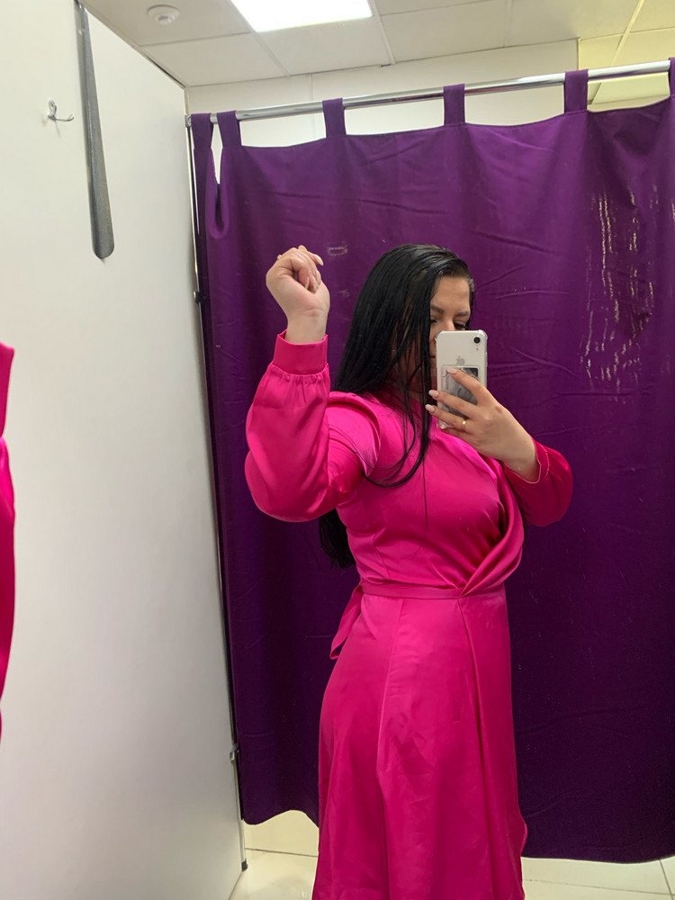 Платье-восторг 🔥 Платье-пушка ❤️ Я не знаю свои параметры, но, в повседневной жизни ношу 48-50 размер, рост 160, платье по колено. Заказала синее-50, розовое-48, оба шикарно сели. Ткань приятная, всё ровно прошито, ни чем не пахнет:) Выкупила оба, розовое себе, синее подпруге)) 48(розовое) в притык, но комфортно, 50(синее) немного свободнее). Грудь у меня не маленькая, талия не осиная, поэтому запАх лёг очень хорошо.😊