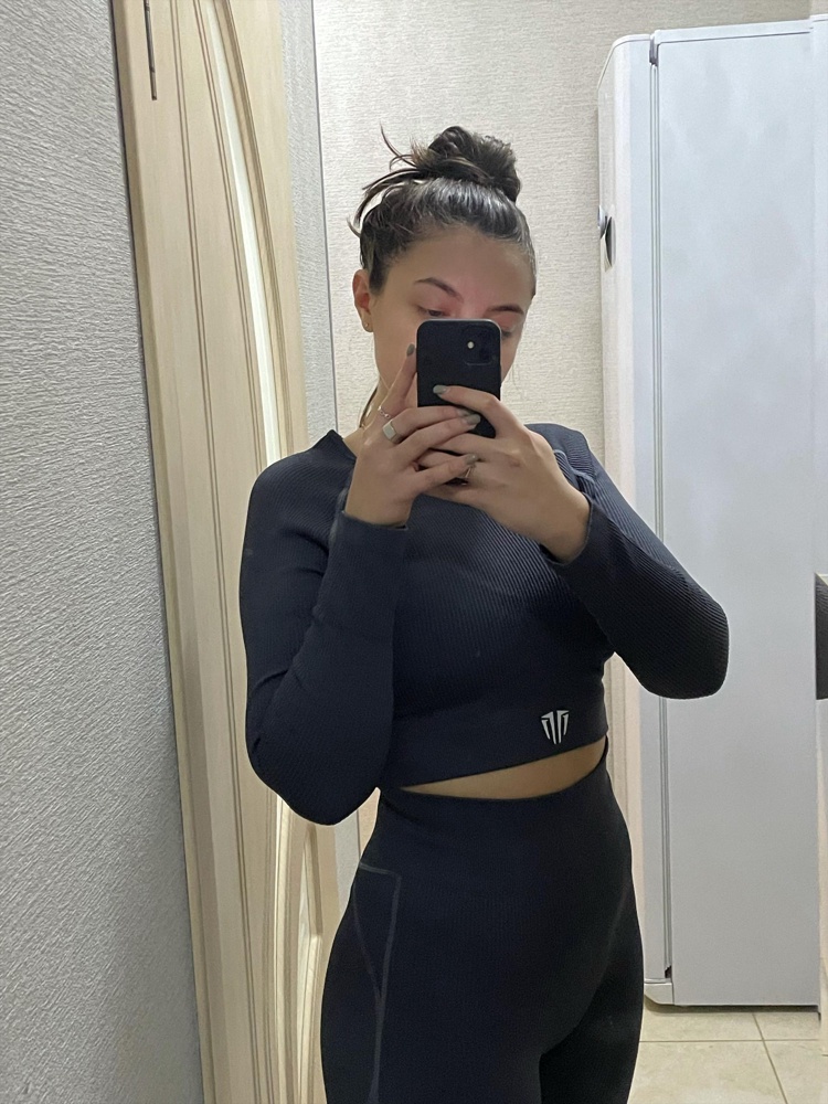 Костюм за свои деньги 1640р. отличный! На параметры 88-67-105 взяла L. Начитавшись отзывов, подумала, что сильно утянет, но нет. L оказался большеватым в подмышках и талии. Можно было смело брать M. Но не критично. Цвет темно серый, приятный. Нитки не торчат, все швы аккуратные. Однозначно закажу себе еще в другой расцветке и теперь уже в другом размере. 