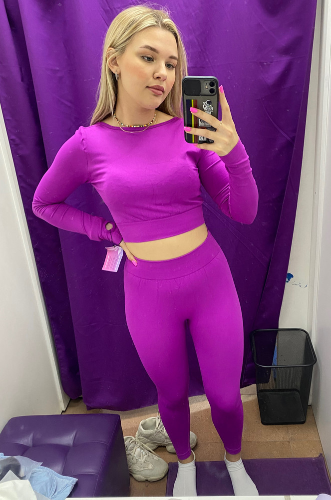 Странно сшит верх, резинка на тайтсах узкая, не подойдёт для тренировок, если есть животик, будет на него давить и увеличивать в размере. Цвет классный, для разнообразия пойдёт, выкупать не стала 