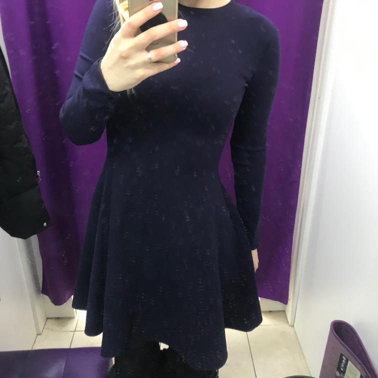 Очень хорошее платье, качественная ткань. 
Ношу 42-44, на рост 168, ОГ 86, ОТ 69, ОБ 85, 42 подошёл как раз. 