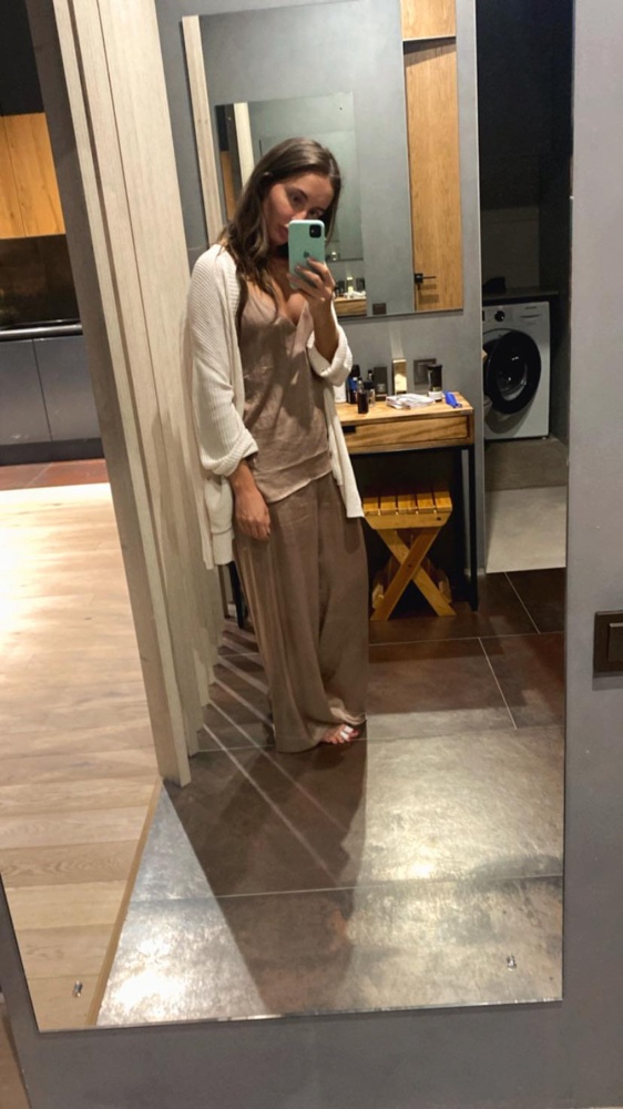 Пижама очень красивая, приятная к телу, хоть и синтетика, браса на размер больше, сидит отлично 😌 буду ещё заказывать, ине очень понравилась. И доставка супер быстрая 