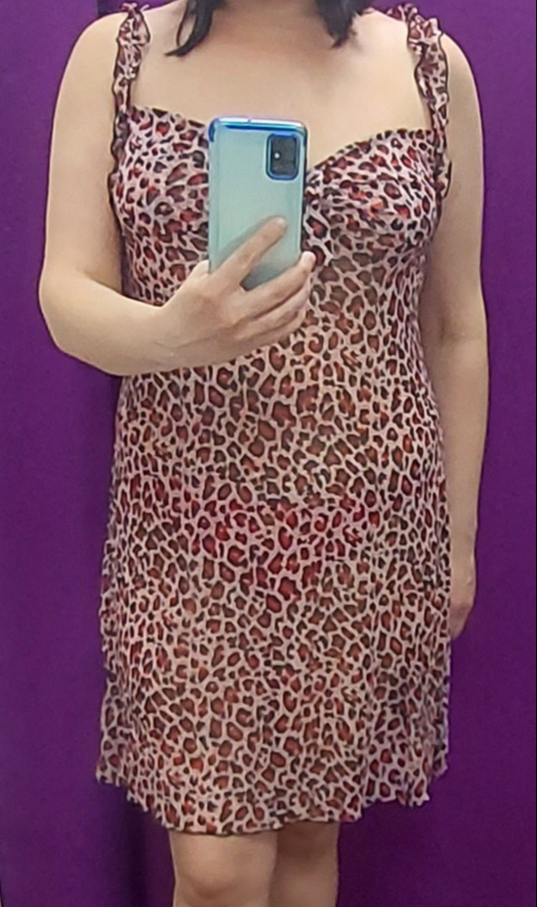 Заказывала две: леопардовую со шлейками-рюшами и розовую с завязками сзади. Обе сшиты хорошо, швы аккуратные, размеру соответствуют. В леопардовой маловато места для груди, поддержки нету. Второй слой ткани на лифе - просто декоративный элемент, немного скручивался и пытался сползти. А вот в розовой уплотнение в районе груди дает ей поддержку, а крой подчёркивает талию. Лямки регулируются по длине, завязочки сзади позволяют сформировать красивый силуэт и "настроить" вещичку под себя. Трусики в тон входили в комплект и в одной, и в другой. Мои параметры: 101-81-103, рост 167. Комбинации хорошо тянутся, но прилегание плотное, обтянут все, что есть.  Обе хороши, с рюшами подойдёт только на  небольшую грудь.