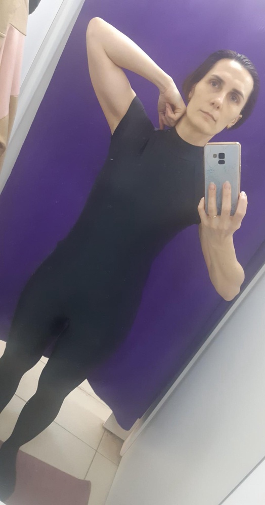 Отличный!!! Шикарный!!! На параметры 92×74×96, рост 163 см и вес 60 кг сидит идеально. Конечно, можно было себе польстить и влезть в меньший размерчик😁😊😊😊но боюсь  тогда бы костюм лопнул на тренировке. К коже реально очень приятный.