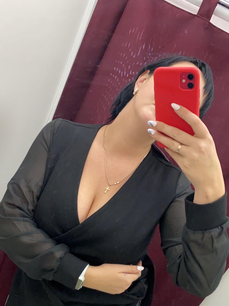 Девочки , платье на мой вкус) крутое !!! Подходит для девушек с шикарной грудью ).Никогда не заказывала с интернета потому что низ 48размер , верх 50 трудно что либо подобрать .  Качество хорошее, ткань плотная , единственное рукава длинноваты оказались немного ) но не критично ! Так что , заказывайте) 