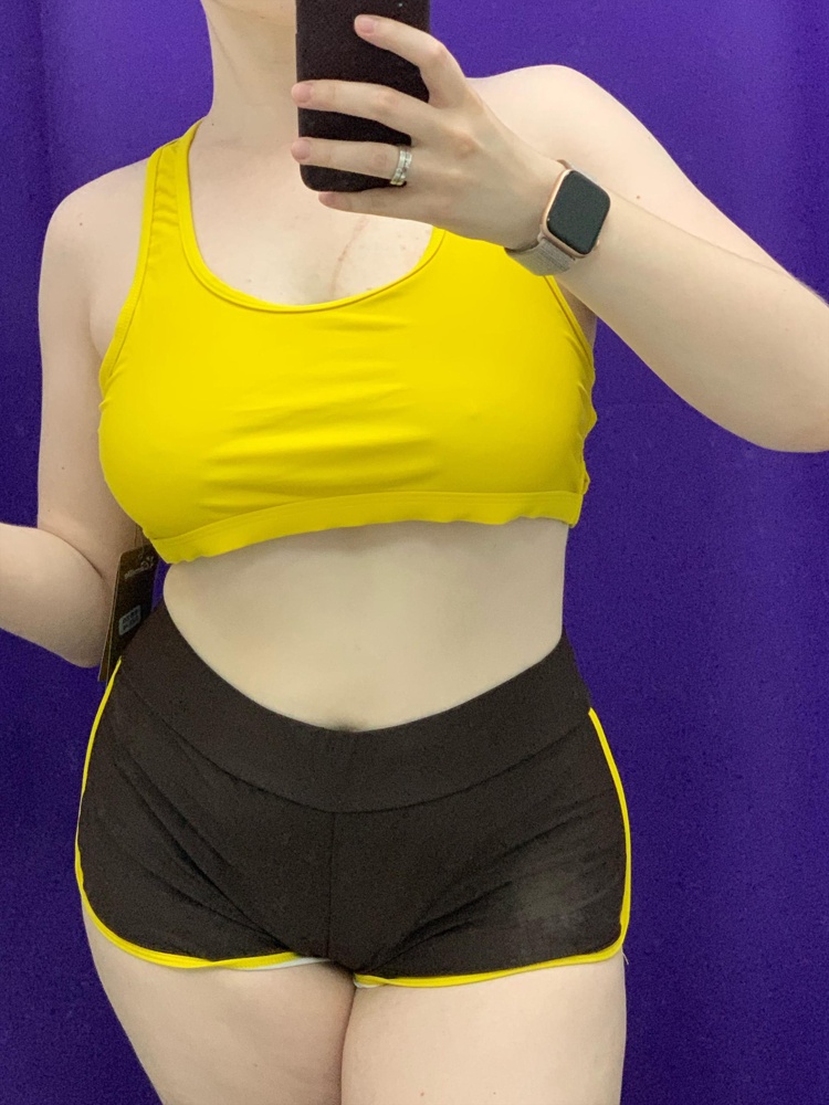 Качество отличное, но на мой 48 здешний 48 очевидно велик. Впрочем, не думаю, что подошёл бы: резинка в груди ничерта не держит 😑 Очень жаль, шорты хорошо так сели, комфортненько. 