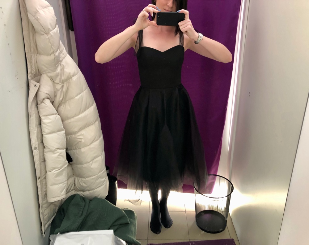 Платье супер, не дождалась в белом цвете, решила померить в чёрном - выглядит отлично, размер не совсем на меня - верх отлично, а низ облегает и из-за этого фатиновый слой сзади не очень красиво выглядит в области замка, топорщится, т.к. юбка немного поднимается наверх 